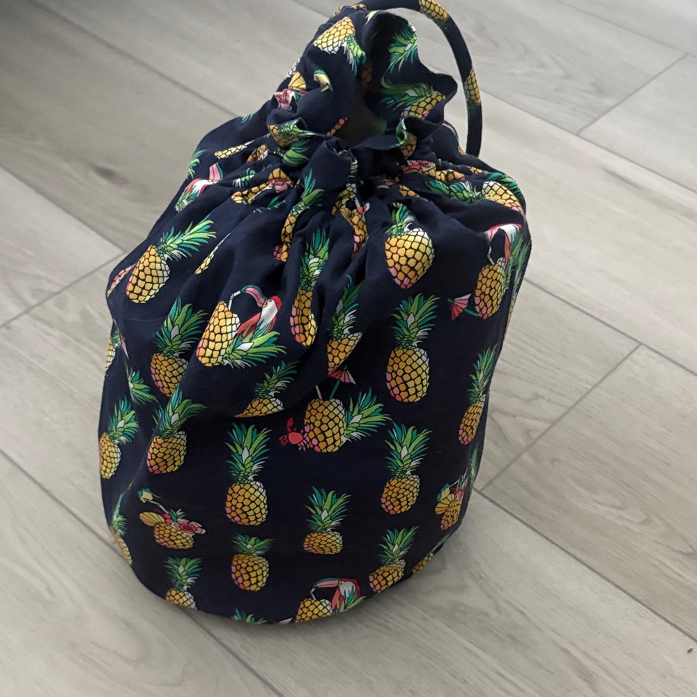 Vera Bradley Toucan Party Pineapple quilted bag set. Plus 4 other travel items - Picture 10 of 16